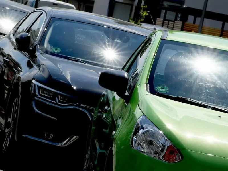 Autos stehen in der prallen Sonne