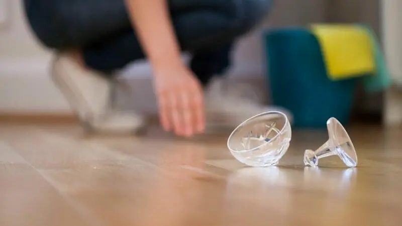 Ein Glas liegt in Scherben am Boden