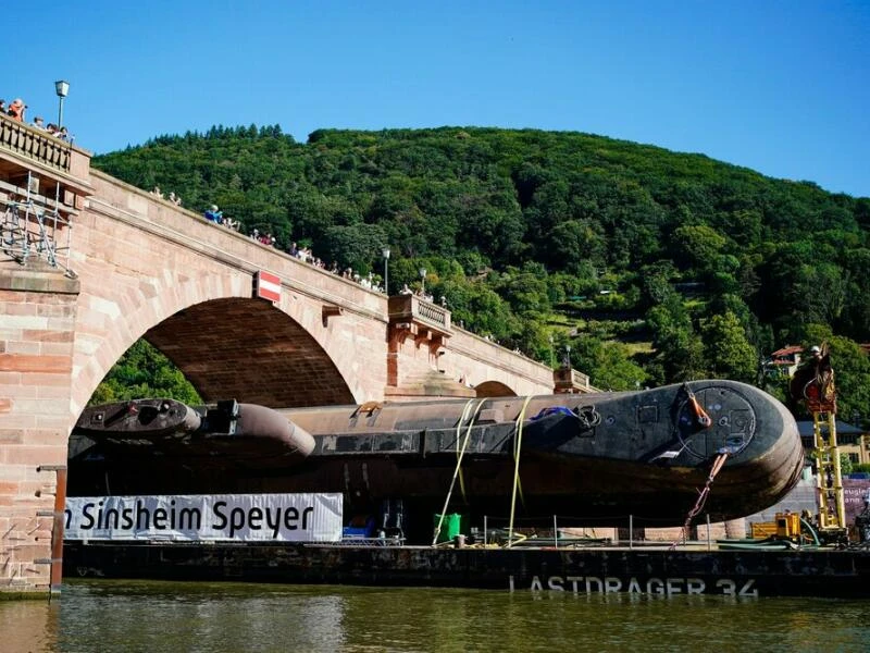 Gekippt unter der Alten Brücke hindurch: U17 in Heidelberg