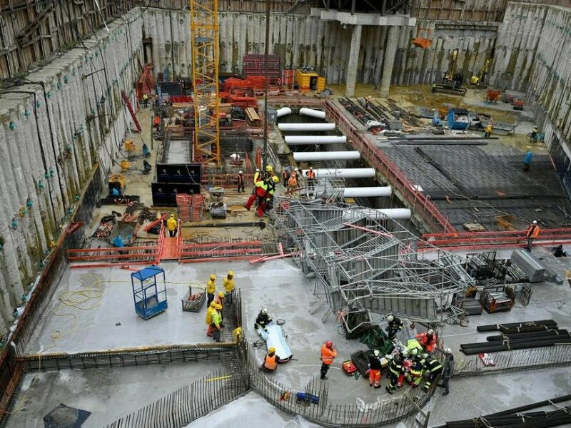 Gerüstturm stürzt auf Bauarbeiter