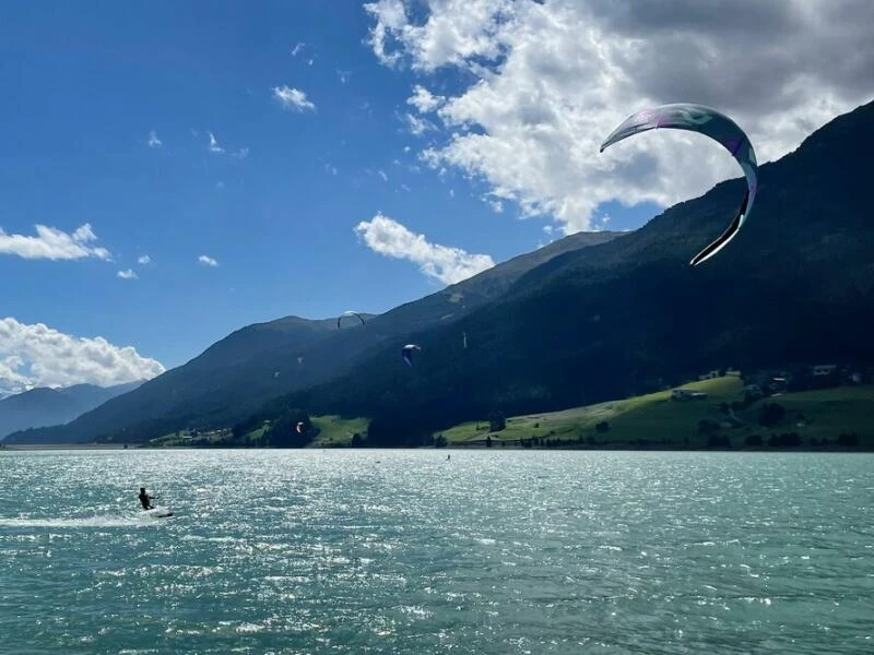 Kitesurfer auf dem Reschensee