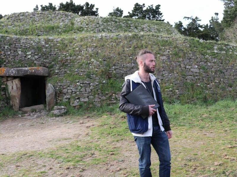 Guide Clément Legrand vor Cairn auf Gavrinis