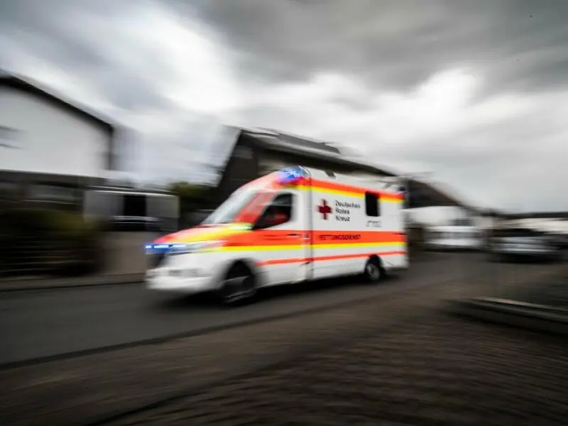 Ein Rettungswagen fährt zu einer Klinik