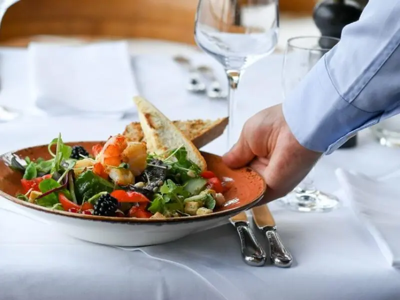 Ein Teller Salat auf einem Restauranttisch