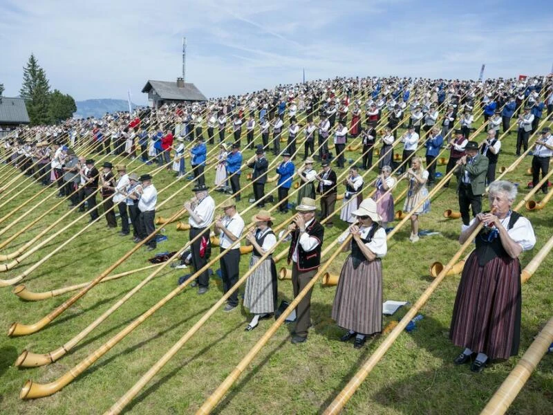 Guinness-Weltrekord im Alphorn-Blasen der Schweiz