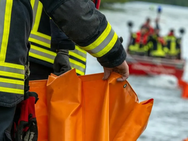 Übung der Feuerwehr zu einer Ölhavarie