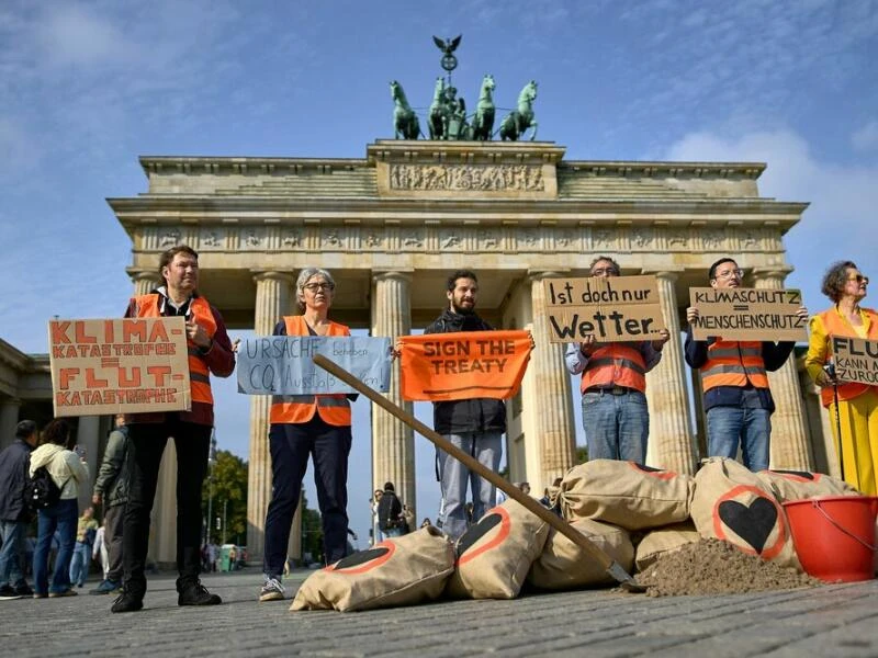 Aktion der Letzten Generation vor dem Brandenburger Tor