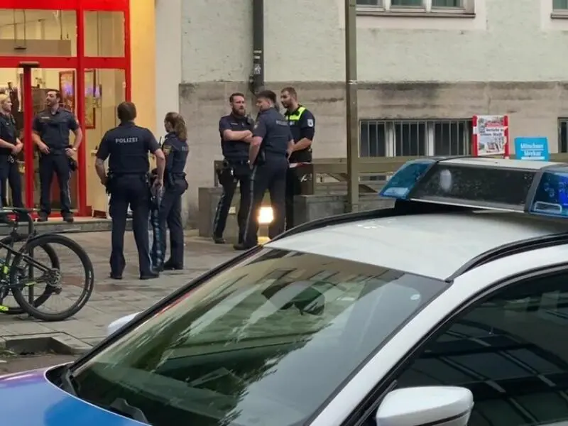 Polizei erschießt Frau bei Messerangriff in Supermarkt