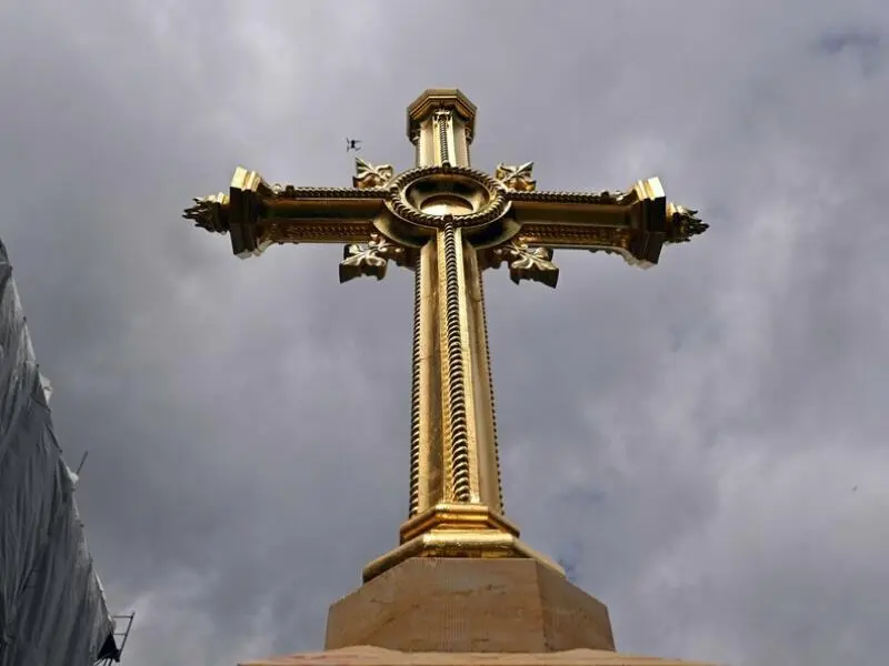 Vergoldetes Kreuz auf der Schlosskapelle Reinhardsbrunn