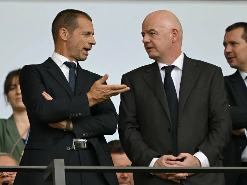 Aleksander Ceferin (l.) und Gianni Infantino