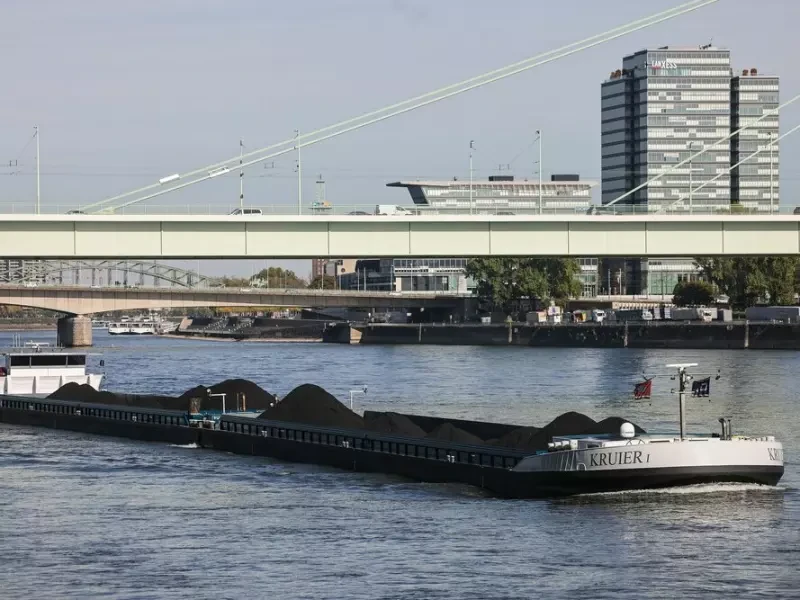 Kohlefrachter auf dem Rhein