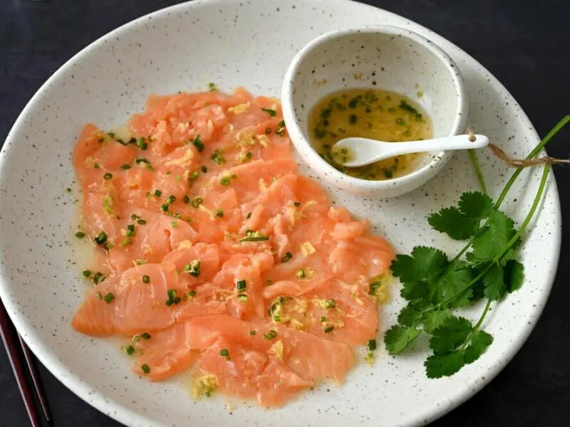 Lachs-Carpaccio mit asiatischem Dressing