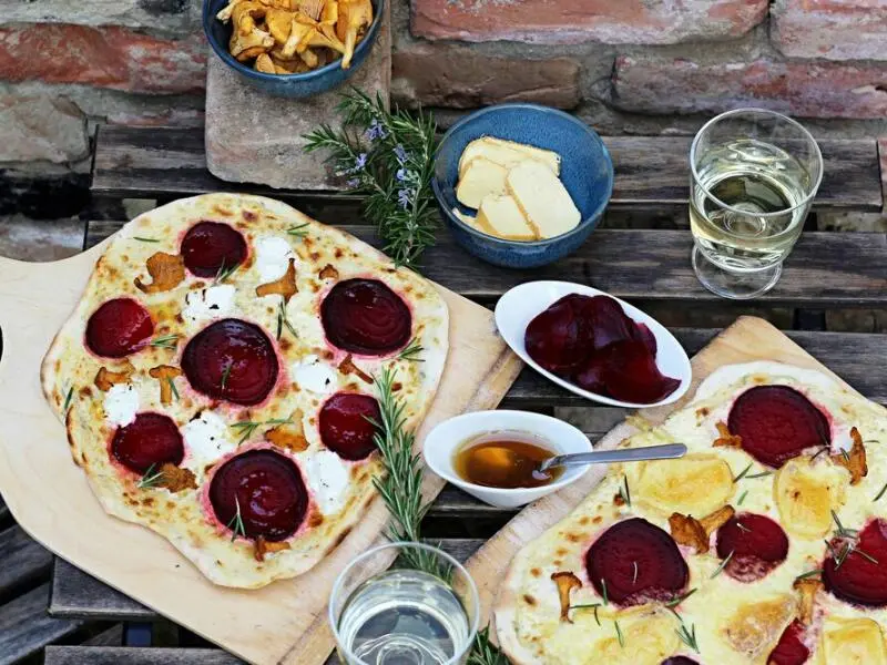 Flammkuchen mit Roter Bete und Pfifferlingen