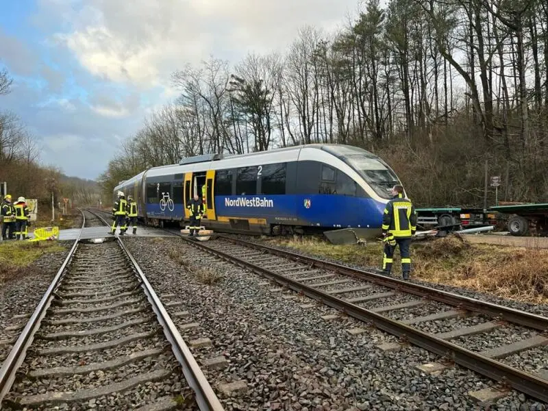 Regionalzug springt aus Schienen