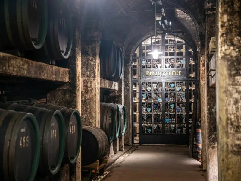 Eingang zur Schatzkammer des Weinkellers