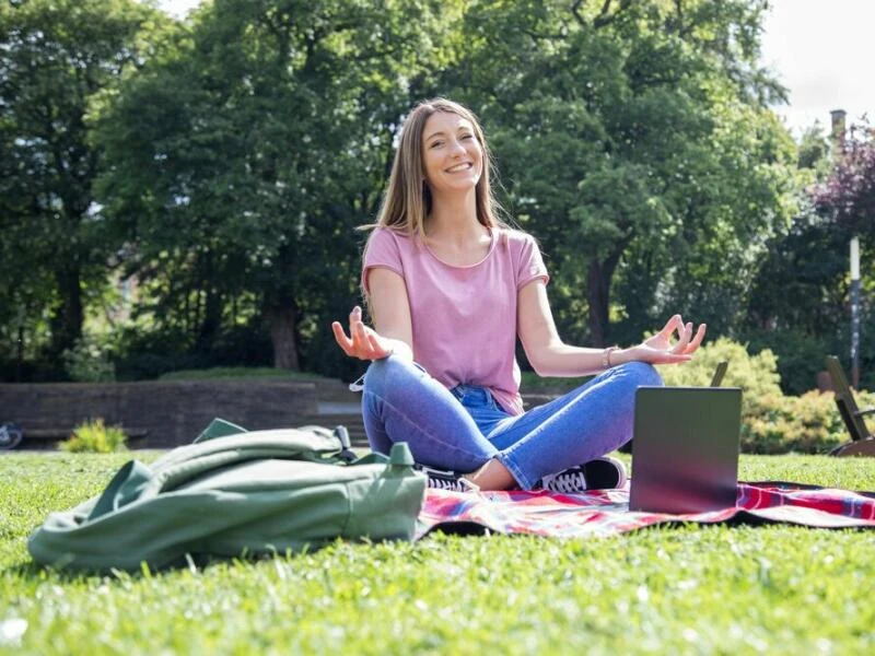 Junge Frau im Park