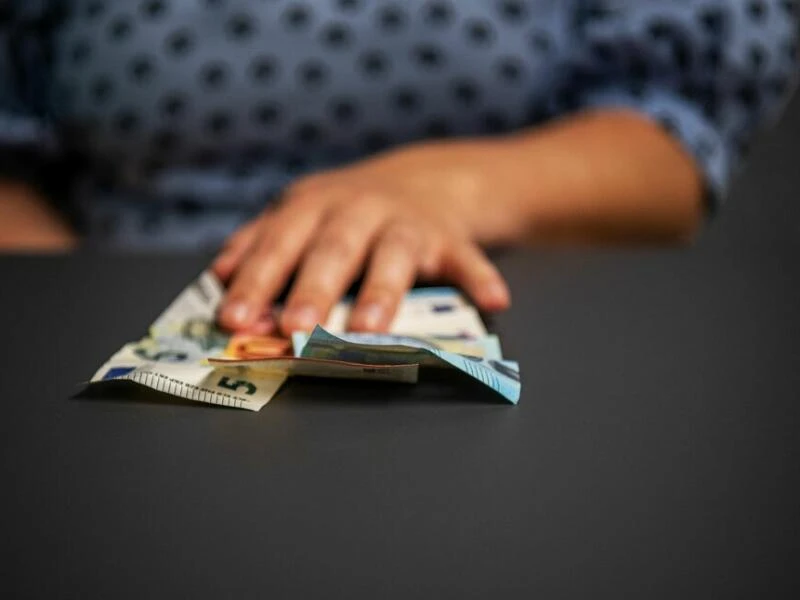 Eine Frau hält Bargeld in der Hand