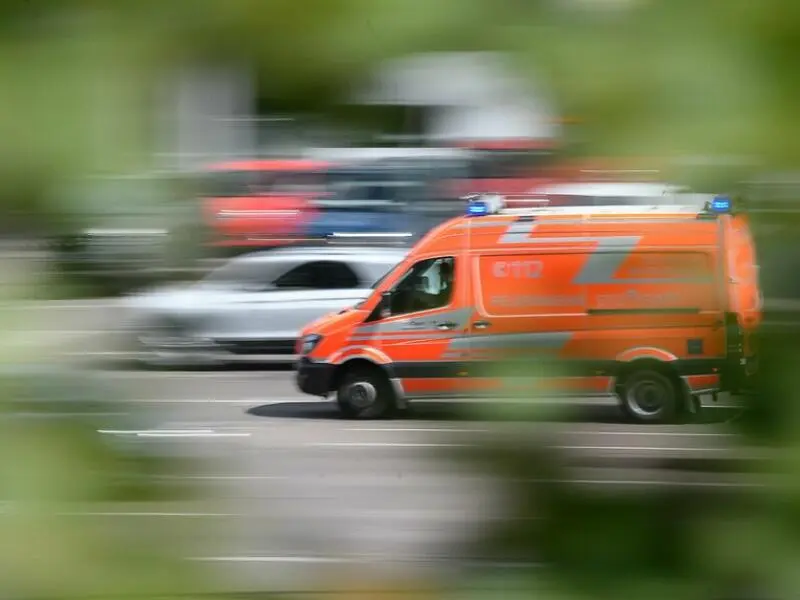 Ein Rettungswagen fährt zu einem Einsatz