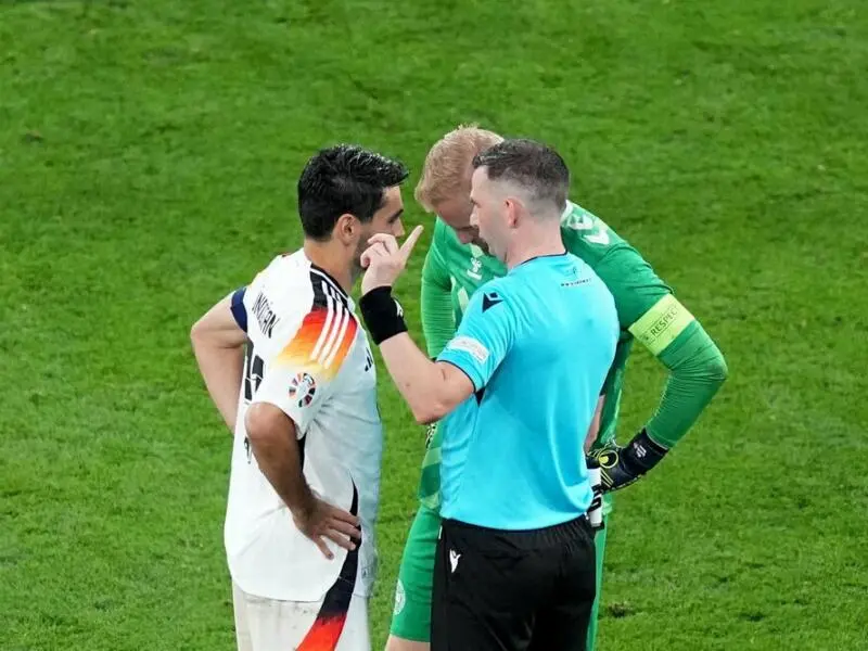 Gündogan, Schmeichel und Schiedsrichter Oliver