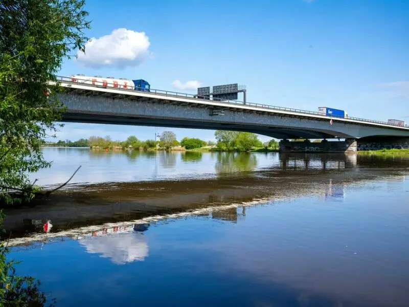 Weserbrücke der A1 zwischen den Hemelingen und Arsten