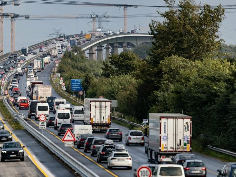 Stau an der Rader Hochbrücke