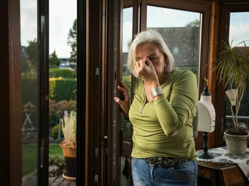 Frau reibt sich die Augen