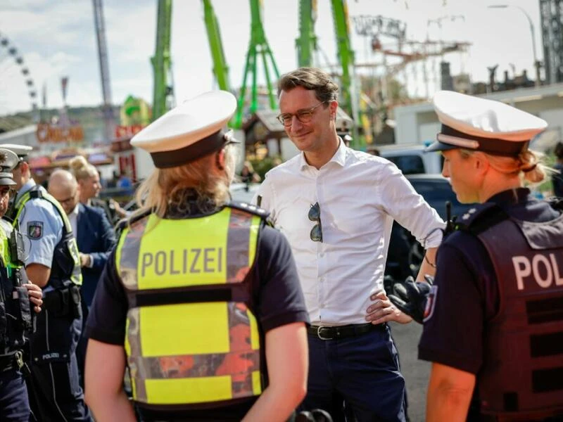 Wüst besucht Einsatzkräfte auf Pützchens Markt