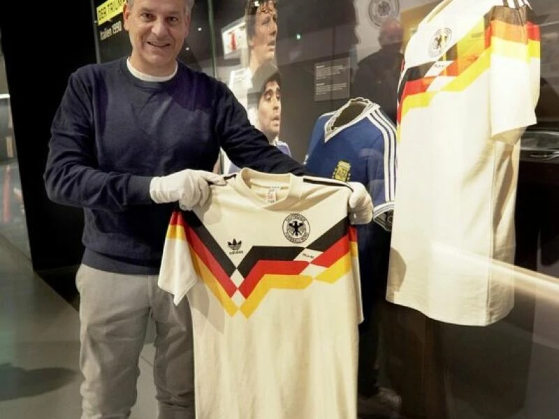 Brehmes Finaltrikot von 1990 in Fußballmuseum