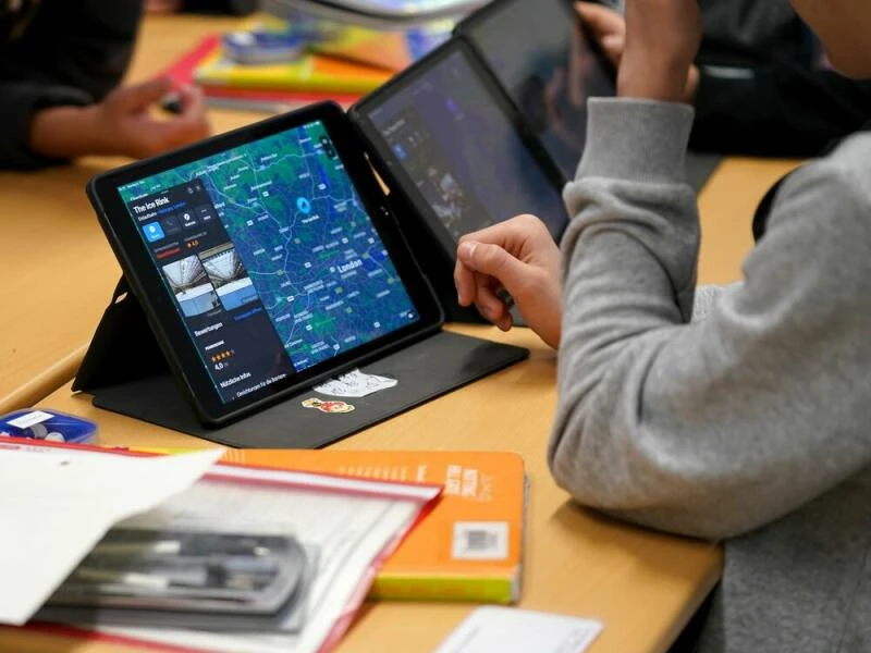 Schüler arbeiten an einem Tablet