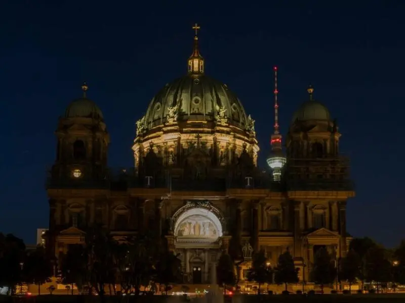 Einige Berliner Wahrzeichen werden wieder nachts angestrahlt