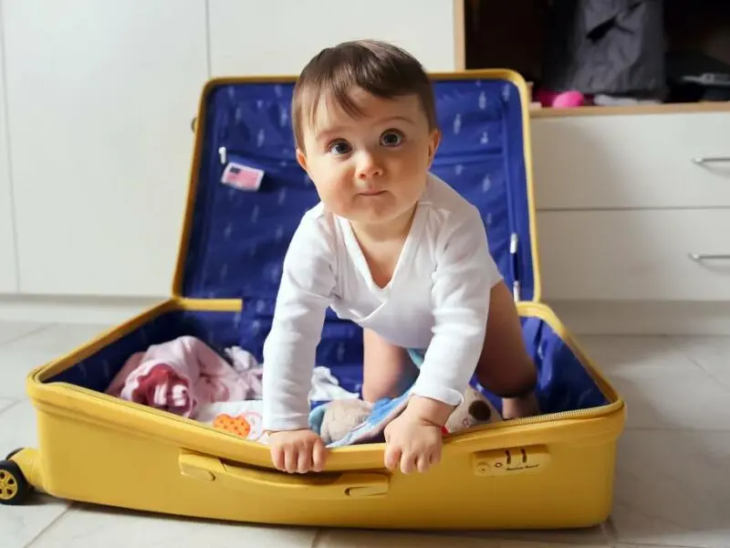 Kleinkind in einem Koffer