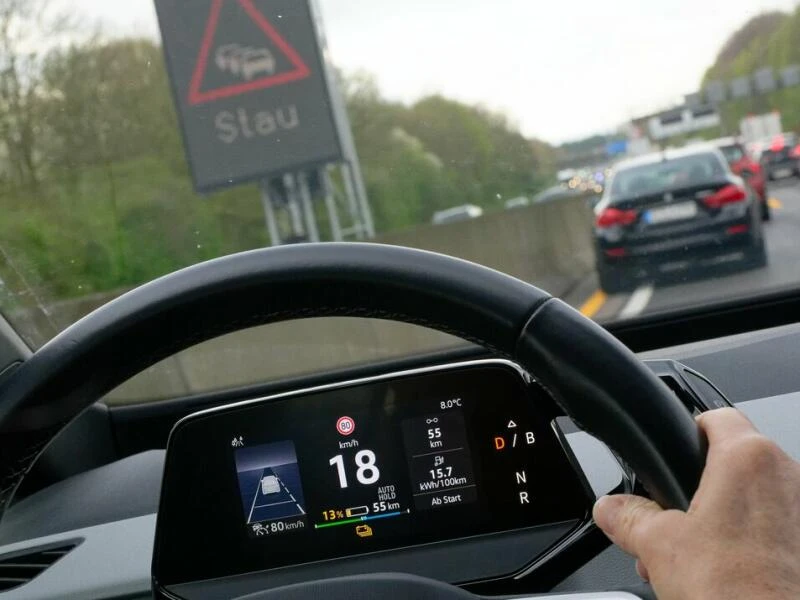 Ein Elektroauto fährt in einen Stau