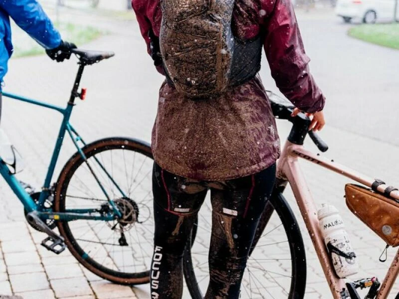 Mit Matsch bedeckte Gravelbiker