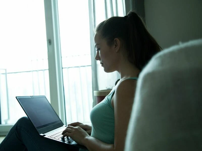 Frau arbeitet am Laptop