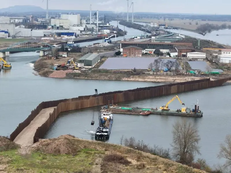 Bauarbeiten im Industriehafen Magdeburg