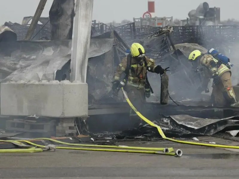 Brand in Flüchtlingsunterkunft am Flughafen Tegel