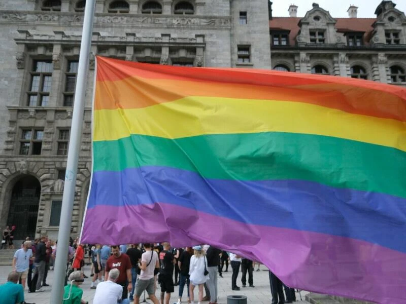 Regenbogenflagge vor Leipziger Rathaus