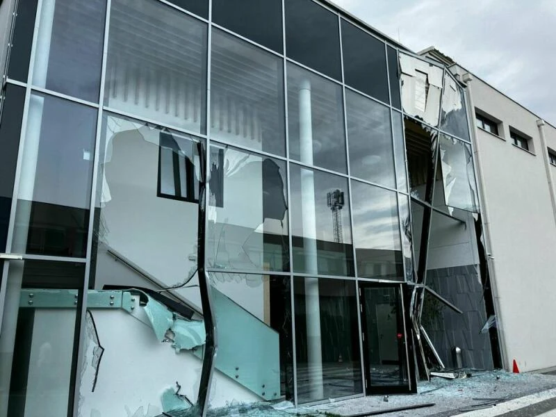 Lastwagen rammt Kirchengebäude in Österreich