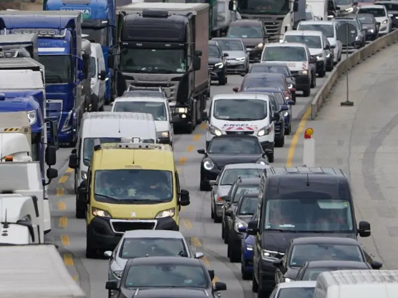 Autofahrer standen 2023 in Hamburg Zehntausende Stunden im Stau