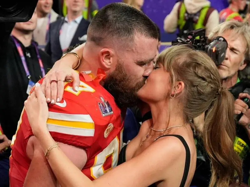 Taylor Swift küsst Travis Kelce