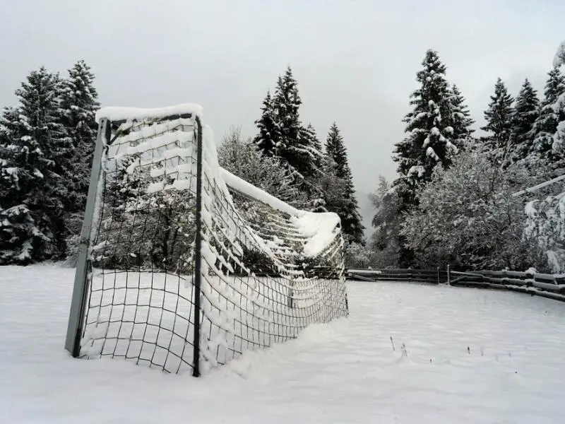 Schnee auf Fußballplatz