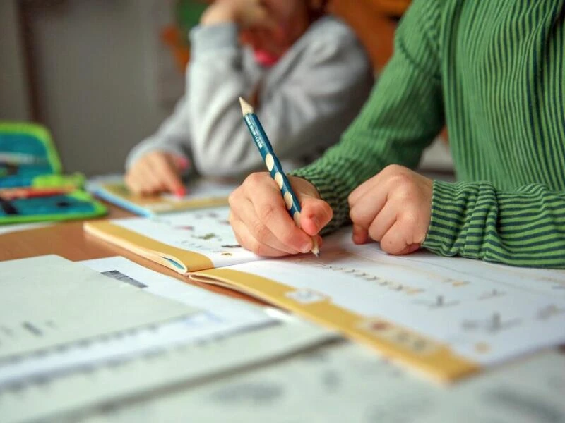 Zwei Kinder machen gemeinsam ihre Hausaufgaben