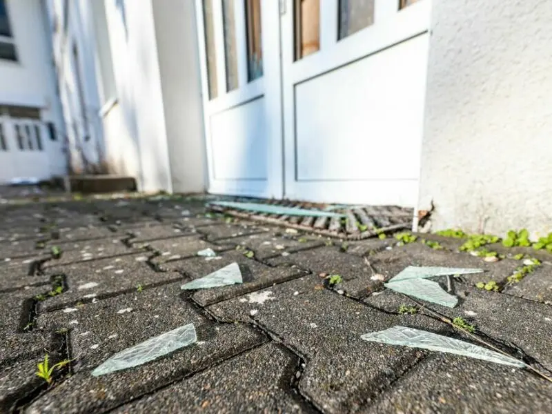 Glasscherben liegen auf dem Boden