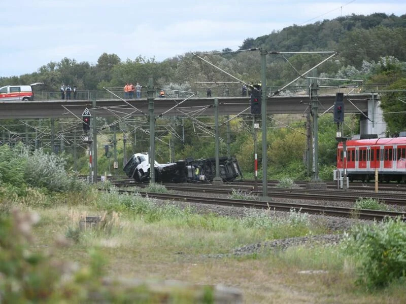 Lastwagen stürzt von Brücke auf Bahngleise