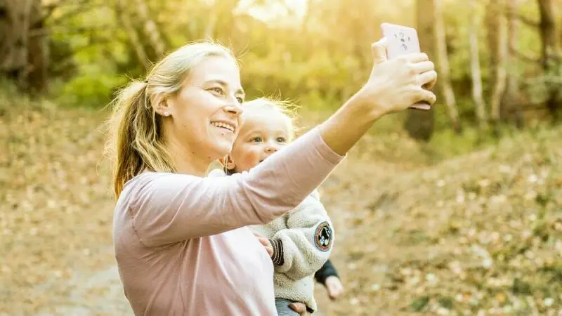 Frau fotografiert Selfie von sich und ihrem Sohn