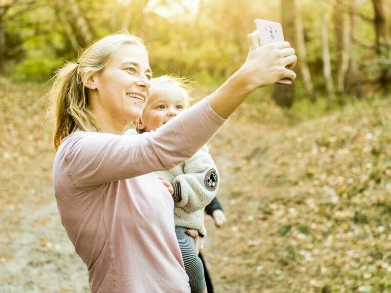 Frau fotografiert Selfie von sich und ihrem Sohn