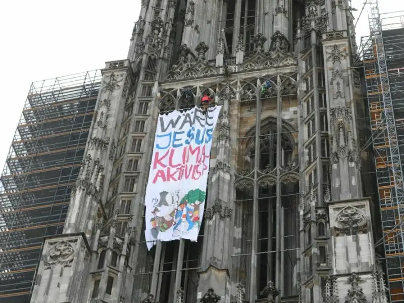 Klimaaktivisten protestieren am Ulmer Münster