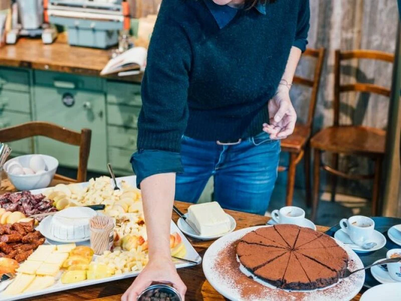 Lisa Hinterholzer in ihrer Kaffeerösterei