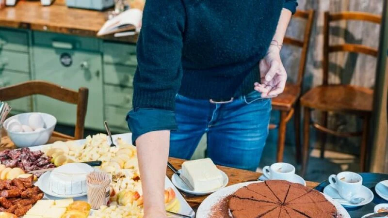 Lisa Hinterholzer in ihrer Kaffeerösterei