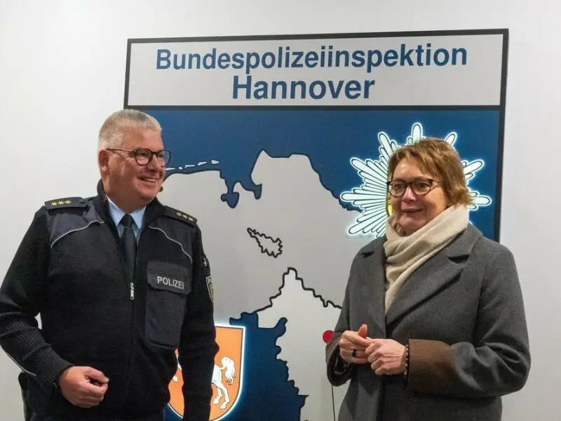 Niedersachsens Innenministerin besichtigt Hauptbahnhof